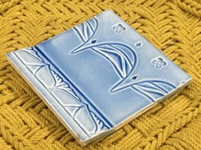 ANTIGUO AZULEJO DE CERÁMICA AZUL ÚNICO DECORATIVO HECHO A MANO RARO VINTAGE, JAPÓN Foto 1 de 4