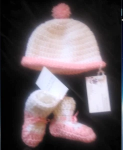 Baby Mädchen Beanie Booties Set rosa weiß gehäkelt 0-6 Monate Handarbeit Frühling Ostern - Bild 1 von 5