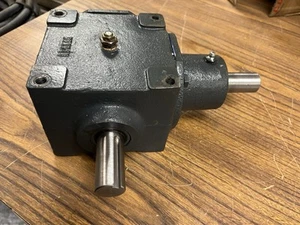 HUB CITY,0221-04840-899,GEAR REDUCER BOX MOD 165 RATIO 1/1 SHAFT DIA 1" - Picture 1 of 4
