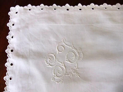 Taie seule en Fil de lin brodé, à bord festonné et monogrammée "GJ" - Photo 1/4