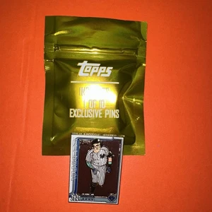 2025 Topps Series 1 Aaron Judge Enamel Pin Superbox Exclusive New York Yankees - Picture 1 of 3