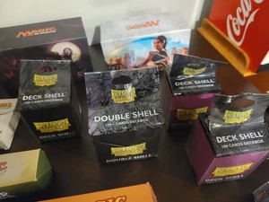mtg scatola vuota e confezione bundle con alcuni dadi sigillati e giochi - Foto 1 di 15