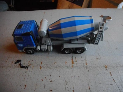 Camion Bétonnière vicat  joal volvo  1/50 en tres bon etat - Photo 1/4