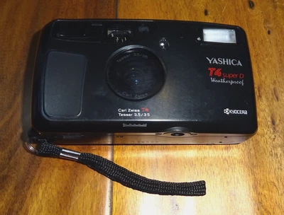 Cámara fotográfica Yashica T4 Super D resistente a la intemperie Kyocera negra Carl Zeiss... EXCELENTE Foto 1 de 4