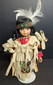 SCHÖNE INDIANERPUPPE INDIANER Porzellan 8 Zoll traditionelles Kleid Perlenarbeiten  - Bild 1 von 9