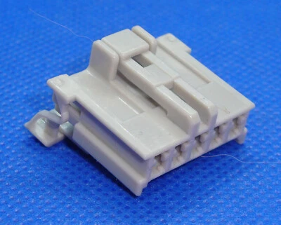 Discovery 2 TD5 & V8 - Interior Fuse Box 5-Way Accessory Socket Connector - S12 - Image 1 of 4