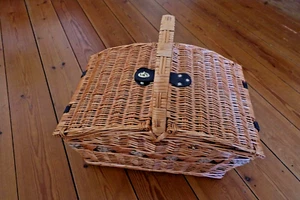 Picknickkorb für 4 Personen inkl. Teller, Besteck, Gläser und Kühltasche - Bild 1 von 8