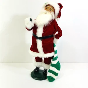 Byers Choice Caroler Papá Noel rojo con medias de Navidad a rayas verdes blancas 1996 - Imagen 1 de 16