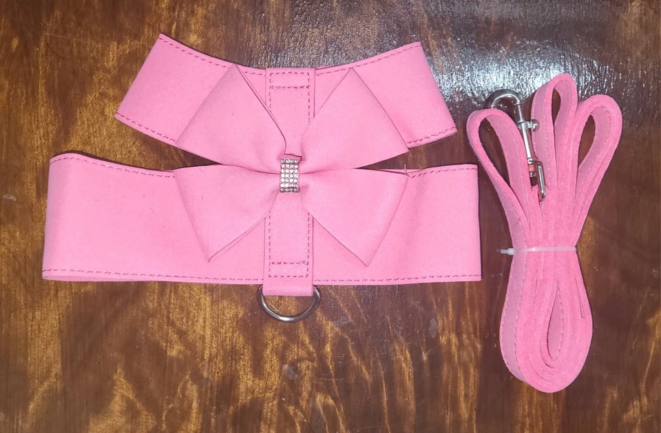 💕NUEVO EN PAQUETE Arnés mediano para perros arco rosa brillante con correa de 5 pies pedrería suave💕 Foto 1 de 3