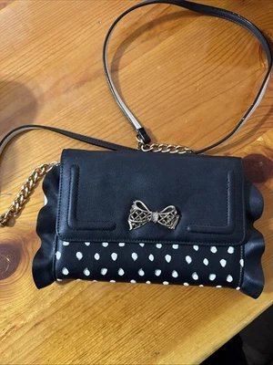 Monedero Betsey Johnson Lunares Volantes con Arco Foto 1 de 4