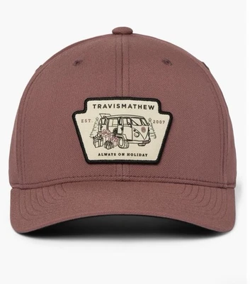 Gorra Travis Mathew año en revisión Always On Holiday Roan Rouge roja SnapBack Hat Foto 1 de 4