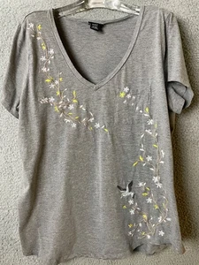 Torrid Top Tee TShirt Womens 2 2XL Gray Hummingbird Embroidery Vneck Pocket - Picture 1 of 12
