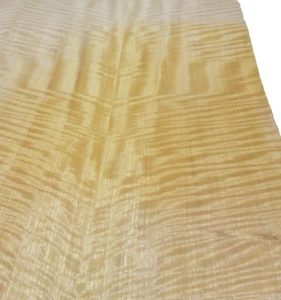 Chapa de madera moteada figurada Movingui de madera satinada 11" x 12" sobre respaldo de papel 1/40" - Imagen 1 de 10