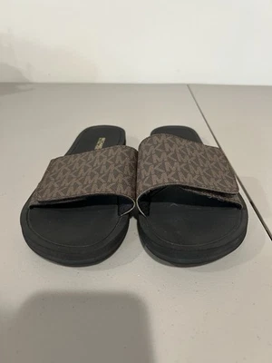 Sandália Feminina Michael Kors MK Signature Logo Print Wade Slide, Marrom, 9M - Imagem 1 de 4