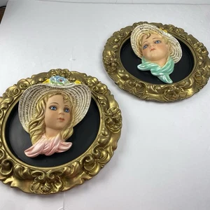 Paar 60er Jahre Kreide Ware ovale Plaketten 3D Damen von Michigan Composition Lamp Co. - Bild 1 von 7