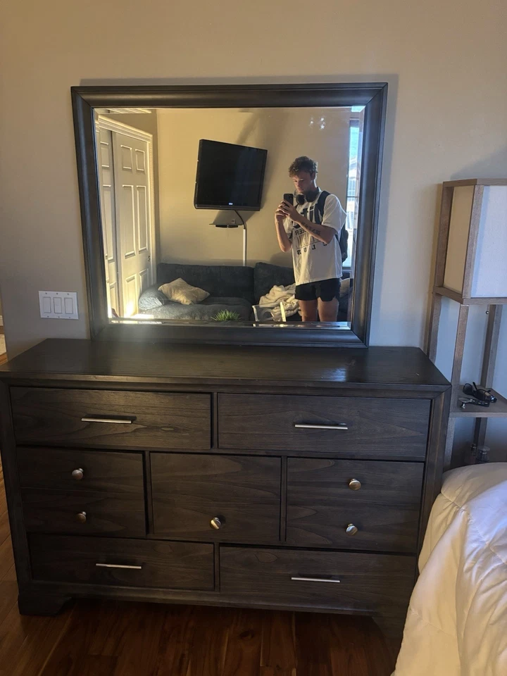 Cómoda de madera tono fresco con espejo. Siete cajones. 8 pies de alto Foto 1 de 1