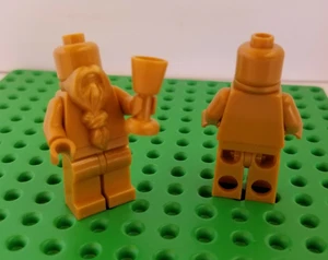 Neu LEGO Massiv Gold Mann Minifigur BART Monochrom Einfarbig Auszeichnung Statue Tasse - Bild 1 von 1