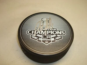 Rob Scuderi signiert Los Angeles Kings 2012 Stanley Cup Champs Hockey Puck Autogramm 1A - Bild 1 von 2