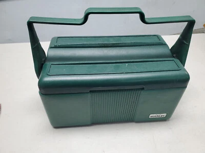 Refrigerador de lancheira vintage verde isolado Aladdin Stanley ................. 31930 - Imagem 1 de 4