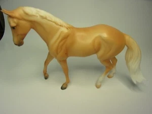 VINTAGE BREYER REEVES CAMMINANDO COLORE BIONDO CAVALLO STATUINA GIOCATTOLO 6'X9" CON USURA LT - Foto 1 di 13