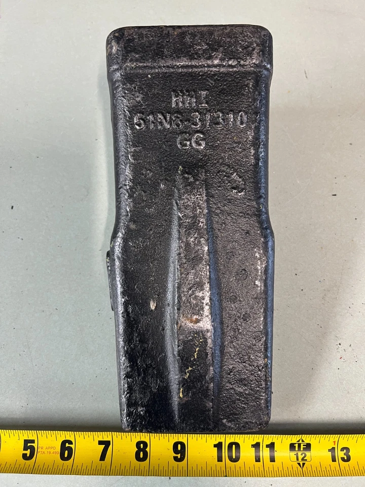 61N8-31310 Ground Extraction Bucket Tooth for Hyundai Backhoe Loader Skid Steer - Image 1 of 2