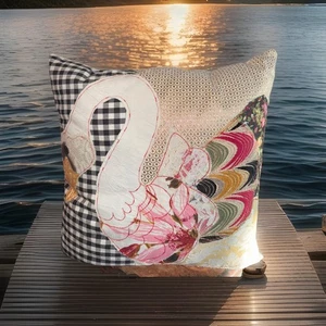 Anthropologie großes Kissen, Schwan Patchwork! Carola Van Dyke! 16” X 16” - Bild 1 von 6