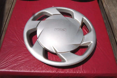 par de cubiertas de rueda direccionales OE 1991-93 Geo Storm 14 pulgadas, una LH, unaRH 3202 Foto 1 de 2