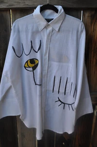 CAMISA DE ALGODÓN UN SOLO DILEMA PINTADA A MANO ARTISTA INSPIRADA EN BOTONES ARTE PARA USAR - Imagen 1 de 4