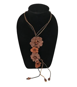 Braune und hellbraune Lederkette mit Blumen - Bild 1 von 2