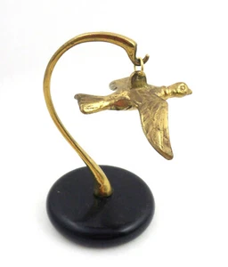 Estatuilla de colección pájaro colgante volador de latón macizo con soporte de piedra negra y latón - Imagen 1 de 8