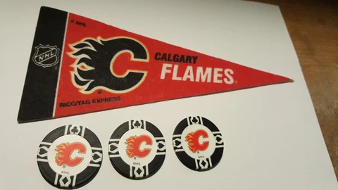 CALGARY FLAMES MINI PENNANT & 3 NHL CLAY POKER CHIPS Cover