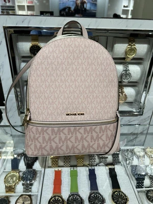 Mochila Michael Kors Rhea Mediana Signature Logo MK Polvo Rubor Rosa Multi Foto 1 de 4