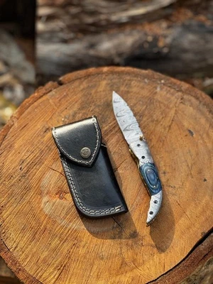 Cuchillo Plegable Damasco Hecho a Mano con Mango de Madera Azul y Funda de Cuero Foto 1 de 4