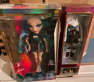 AMAYA RAINE Rainbow High Boy Puppe lila 2 Outfits Mix Match Serie 2 Box beschädigt - Bild 1 von 2