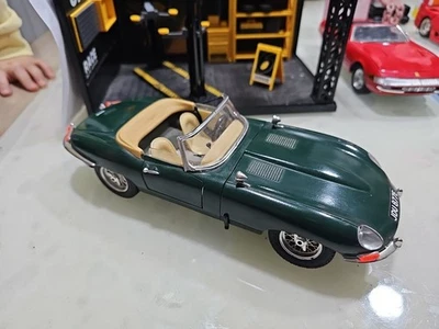 Burago Jaguar type E 1961 cabriolet scala 1/18 - Immagine 1 di 4