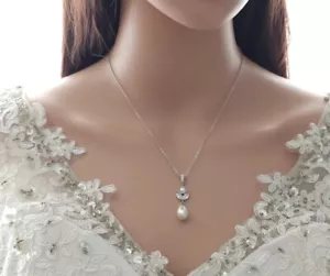 Collar de boda minimalista para mujer con perlas de gota de agua y zafiro blanco de 0,2 quilates - Imagen 1 de 6