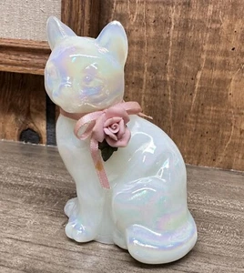Statuina gatto vintage Fenton vetro opalescente bianco fiocco rosa fiore perla - Foto 1 di 8