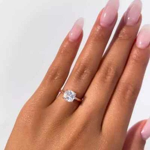 Anello donna solitario 1,00 CT taglio cuscino EF/VS1 diamante coltivato in laboratorio oro bianco 14 carati - Foto 1 di 5