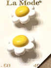 Snap Together 2 Pc White Yellow FLOWER Realistic Buttons La Mode Card ITALY 3/4”