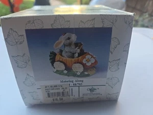 Charming Tails "Motoring Along" Fitz & Floyd de colección 1998 Bunny In Carrot Car - Imagen 1 de 5