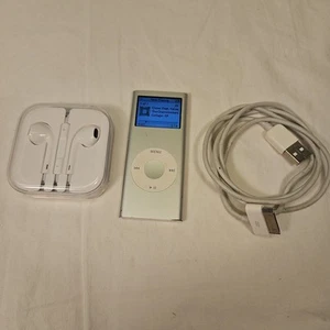 Apple iPod nano 2. Gen Silber 2GB, Ladekabel, Ohrhörer & 256 Songs Bundle - Bild 1 von 16