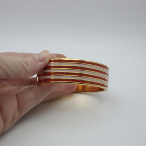 Bracciale KATE SPADE smalto a righe rosa "NO stringhe attaccate"