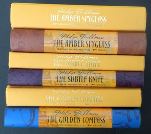 *SIGNED* by PHILIP PULLMAN Deluxe 2007 Edition COMPASS + SUBTLE KNIFE + SPYGLASS - Picture 1 of 16
