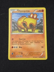 Hippopotas 65/99 Next Destinies Pokemon Regolare TCG Condizione Giocato Leggero  - Foto 1 di 2