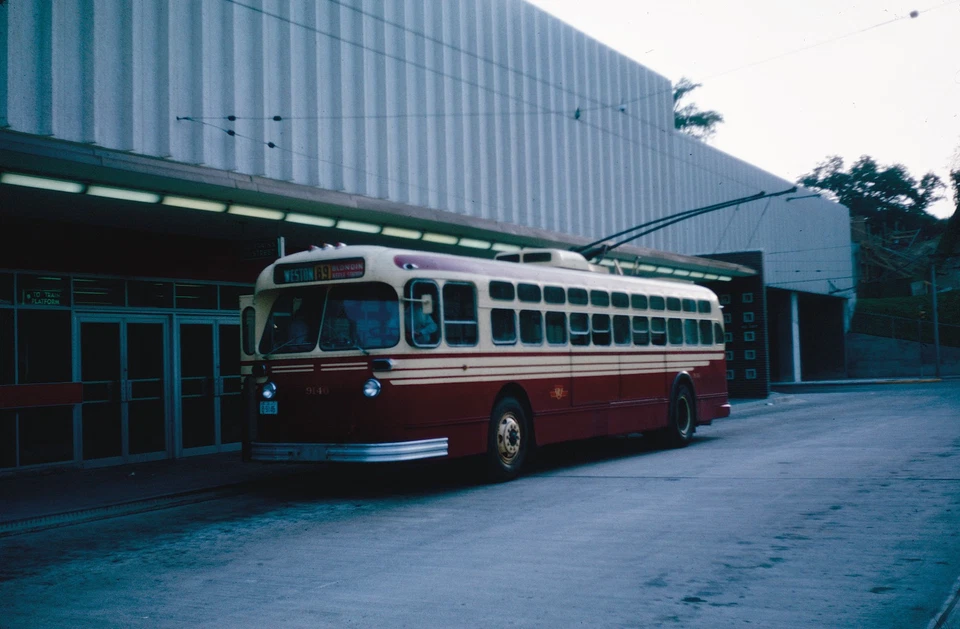 RARO TROLEBÚS ORIGINAL KODACHROME SLIDE TORONTO CANADÁ 1966 Foto 1 de 1