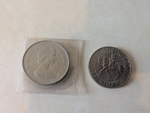 Queen Elizabeth The Queen Mother 1980 Coin& Queen Elizabeth II 1977 Jubilee Coin - Picture 1 of 4