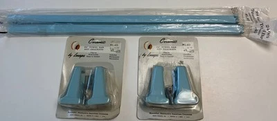 Пара винтажных синих керамических держателей для полотенец LENAPE из старых запасов с 24-дюймовым пластиковым стержнем - Изображение 1 из 4