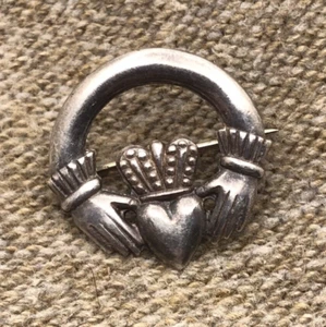 Broche Claddagh celta plata esterlina 7/8 de diámetro - Imagen 1 de 3