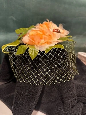 SOMBRERO FASCINADOR VINTAGE AÑOS 40 RED VERDE VELO LAZOS TERCIOPELO, rosas melocotón y brote Foto 1 de 4