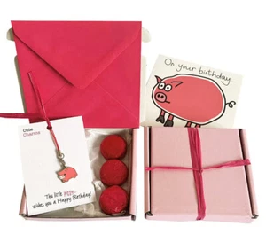 Kleine Geschenke! GEBURTSTAG. Schwein Anhänger, Geburtstagskarte, 3 x Pralinen + Geschenkbox. - Bild 1 von 4